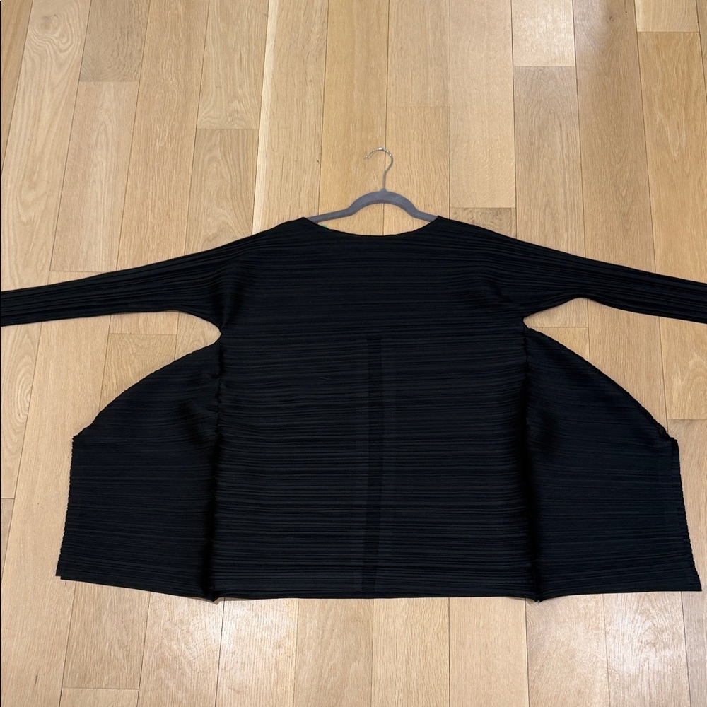 Black Tunic Top. Skinny arms. Wide shape. Modern cut.